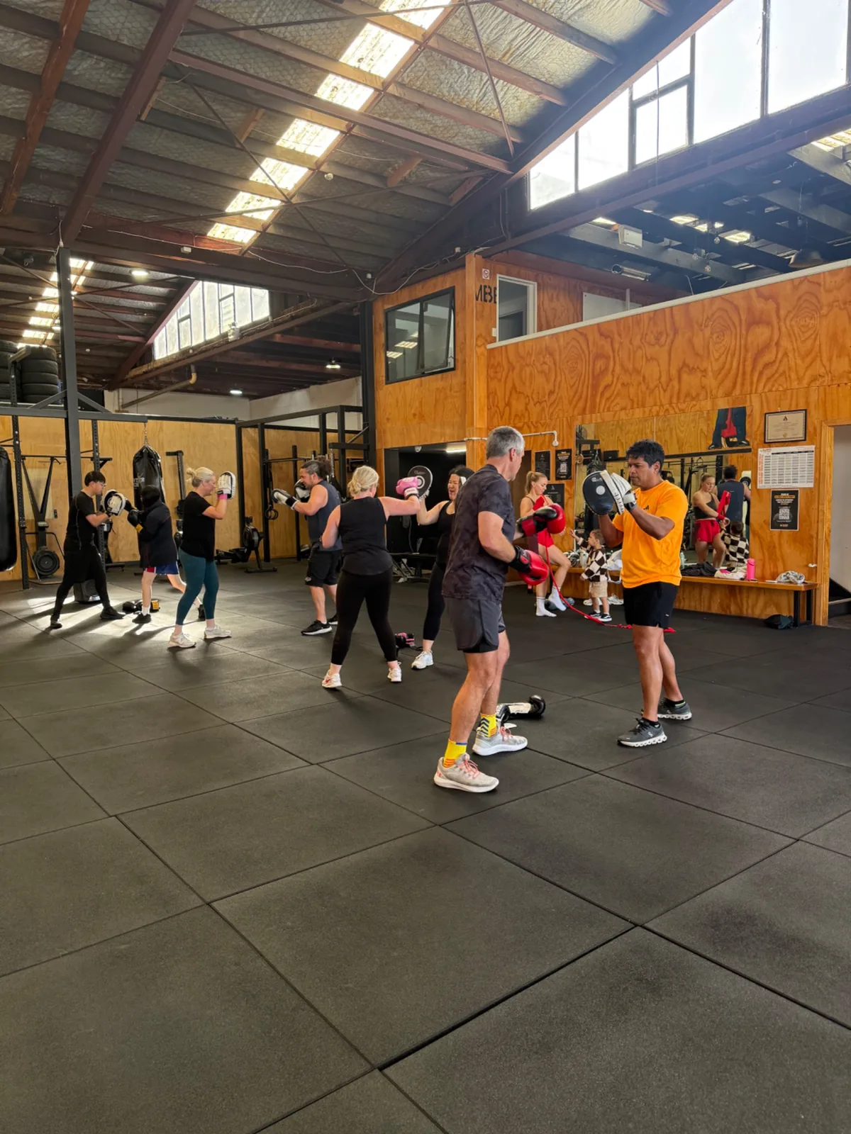 Coach holding pads for a boxing combination in Punch Fit